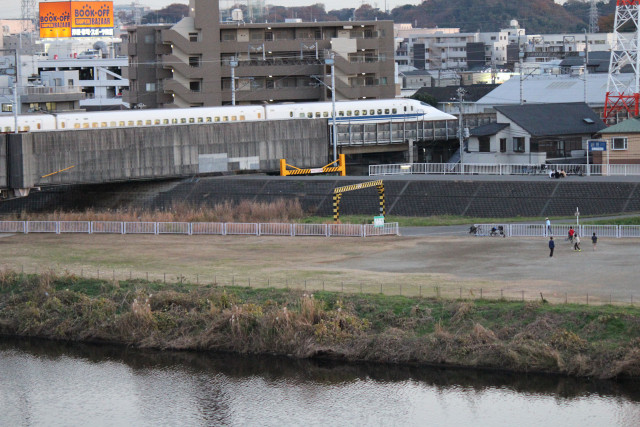 鶴見川土手